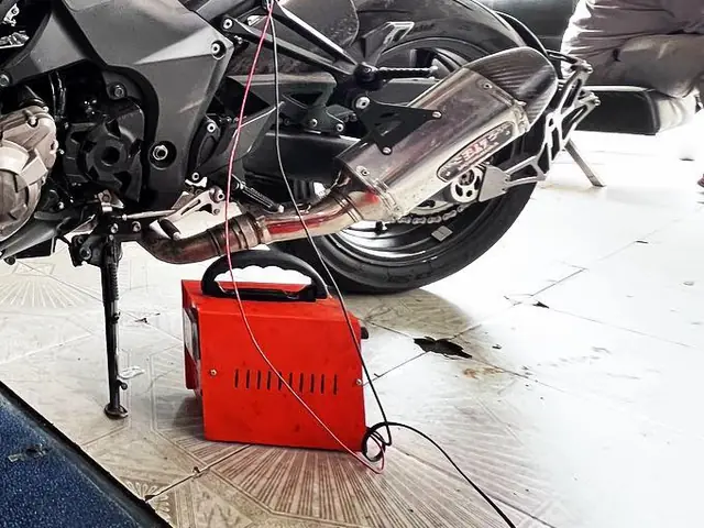 Cargador de batería conectado a una moto en el taller