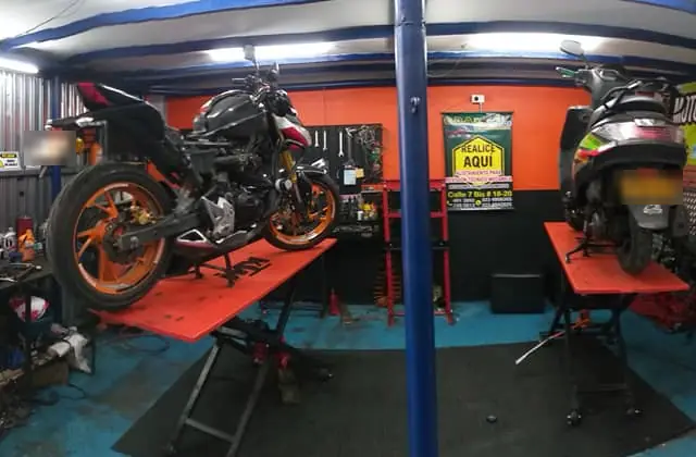 Dos motos sobre los elevadores del taller